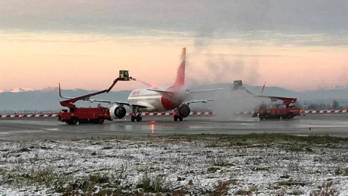 Barajas paraliza su actividad durante todo el sábado por el temporal