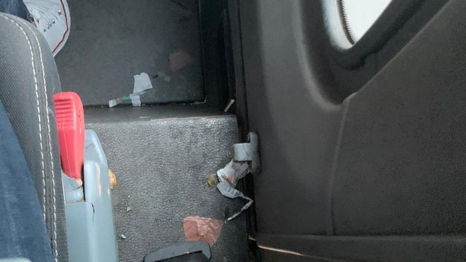 Fotos: Botellas plásticas, vómitos y hasta latas de cerveza, encontró una turista en bus colombiano