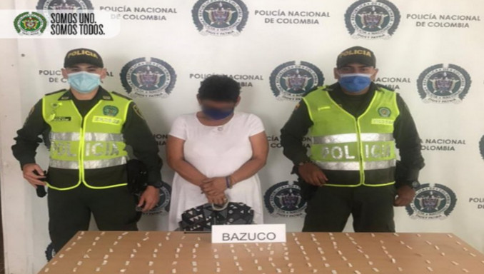 Señora, ¿Se asustó? Vio a la Policía y arrojó una bolsa que contenía bazuco