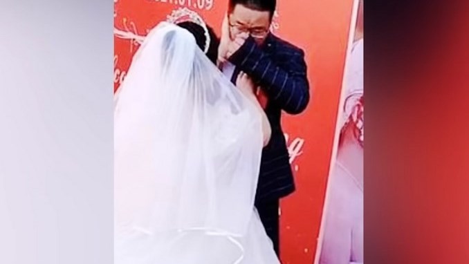 VIDEO. Hombre estalla en lágrimas al ver que nadie asistió a su boda en pleno pico de contagio de covid