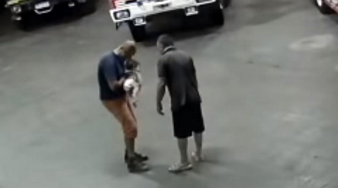 Bombero salva la vida de bebé