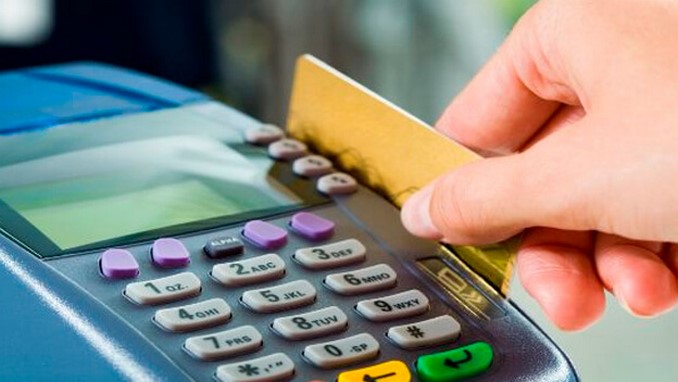 Falsos funcionario de banco llegaron hasta la casa de una mujer y le cambiaron la tarjeta en Bogotá