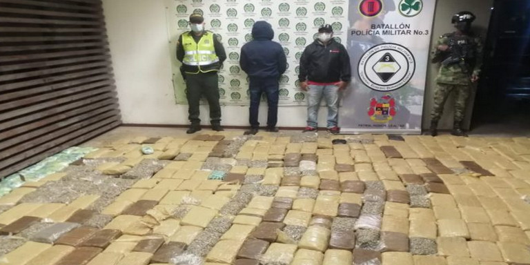¡Le quitaron la 'Creepy'! Dijo que transportaba café en su tractocamión pero iban más de 700 paquetes de marihuana