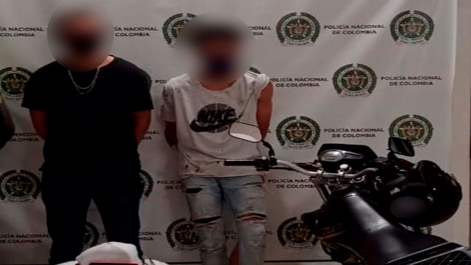 En Envigado, capturaron a dos sujetos que acababan de robar a una mujer