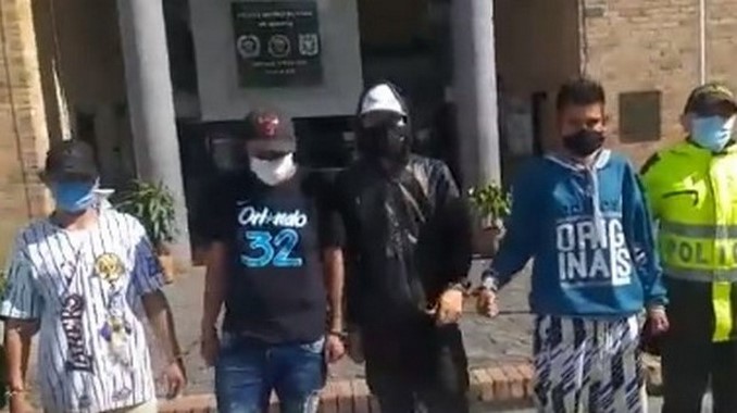 VIDEO: ¿Y la cuarentena? Estos cuatro le hurtaron a un domiciliario dinero en efectivo y celulares en Engativá pero los capturaron