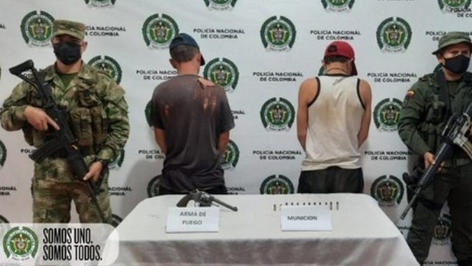 ¡Qué peligro! Cogieron en zona rural de Urrao a estos dos sujetos que llevaban un arma de fuego y hasta munición