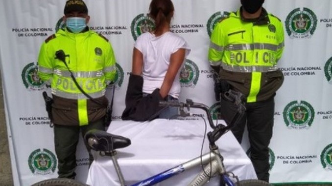 ¡Qué ‘joyita’! Estaba hurtando una bicicleta pero la víctima reaccionó y la cogieron