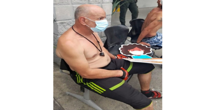 ¿Lo conoce? Un adulto mayor fue capturado en Copacabana y se estaría autolesionando, requieren a sus familiares