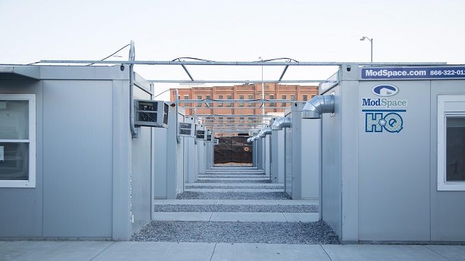 Nueva York le intenta plantar cara al coronavirus vacunando noche y día