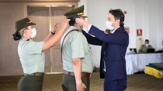 ¡Muy merecido! Alcalde de Medellín entrega medalla de “Ciudadano ejemplar” al General Eliécer Camacho