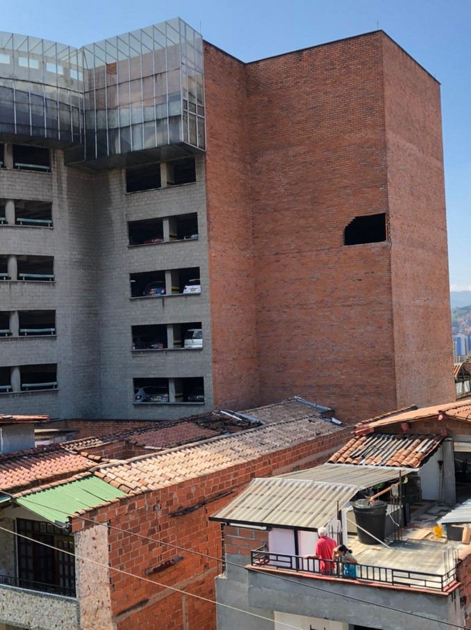 Mujer murió tras reversar mal su vehiculo, cayo del parqueadero de un piso 6