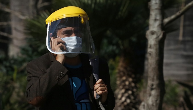 Casos de covid-19 siguen al alza en Chile, con aglomeraciones en las playas