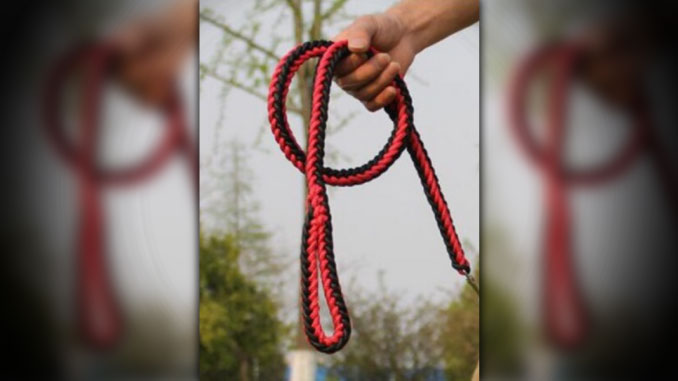 Multaron a mujer que estaba “paseando” a un hombre con correa durante el toque de queda