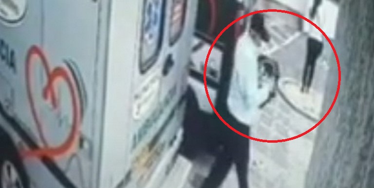 VIDEO: ¡Así no ‘don’! Aprovechó que ambulancia estaba ingresando a paciente para robarse un desfibrilador