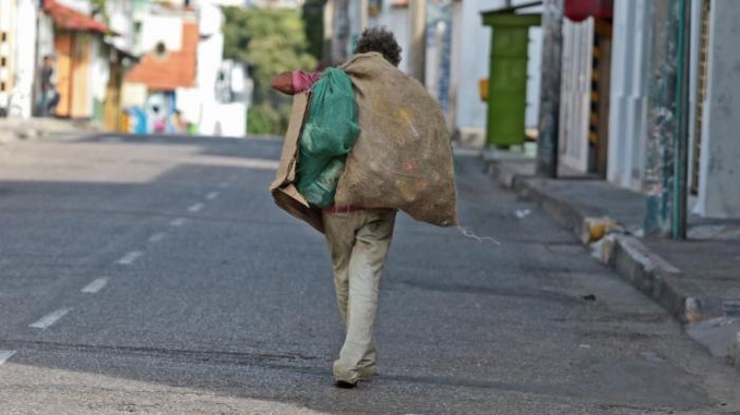 ¡Muchos desgraciados!: Prenden fuego a un habitante de calle en Medellín