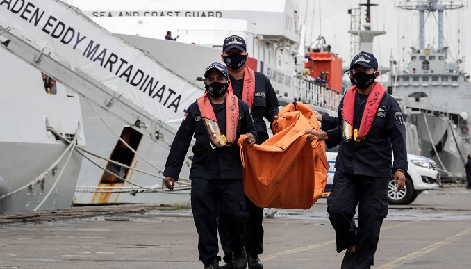 Indonesia reanuda búsqueda de restos del avión accidentado con 62 ocupantes