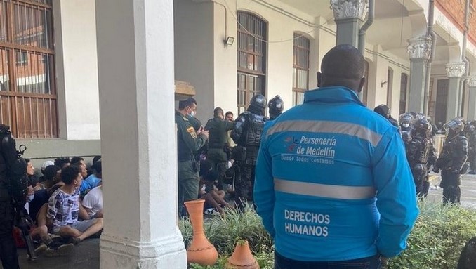 Intento de amotinamiento en la estación de Policía de La Candelaria, detenidos protestan por irregularidades en la alimentación