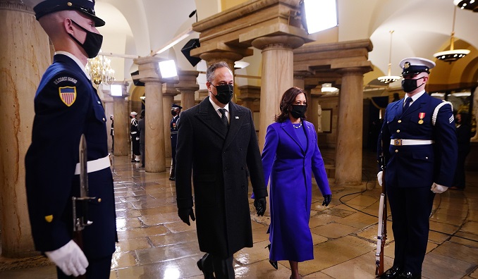 Kamala Harris hace historia al jurar como vicepresidenta de EE.UU.