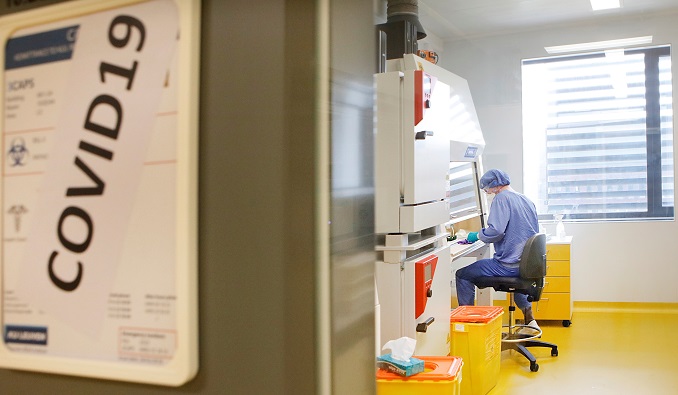 Una científica española trabaja en una vacuna contra la Covid que protegerá durante años