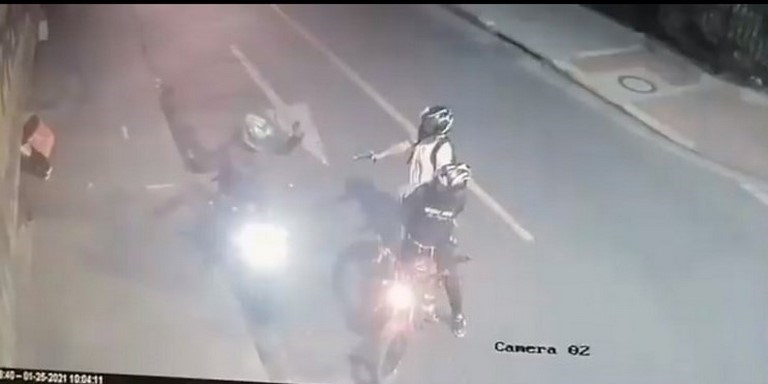 VIDEO. Mujer vio cómo le dispararon a su esposo luego de que le robaran la moto tras dejarla en el trabajo