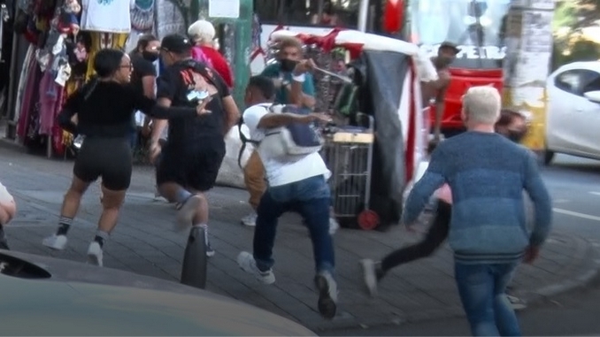 VIDEO: ¡Por poco y se lo pega!: A machete atacaron dos hombres a otro en Medellín