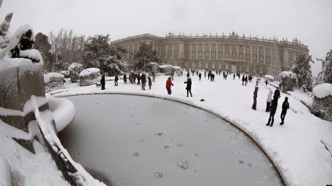 Madrid amanece aún con nieve que comienza a helarse, sin autobuses ni aviones