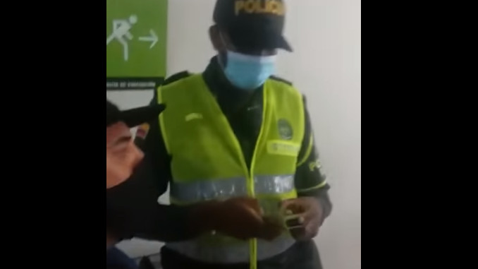 EN VIDEO: ¿Soldado advertido? Le hicieron un comparendo en el Metro por tener mal puesto el tapabocas