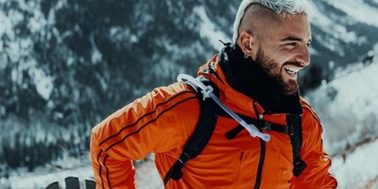 VIDEOS. ¡Qué guarapazo! Maluma tuvo tremenda caída mientras practicaba snowboard