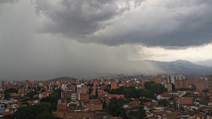 FOTOS: ¡Ay, que ‘lapo’ se largo! El aguacero de esta tarde tiene varios Metrocables cerrados
