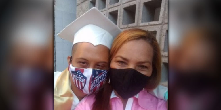 “Nunca ha sido visto como un niño diferente”, joven con síndrome de Down sacó máximo puntaje en Pruebas Saber