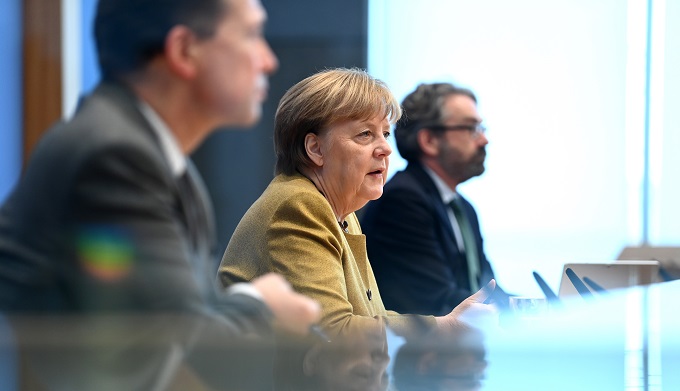 Merkel deja abierta la posibilidad de un control de fronteras por la pandemia