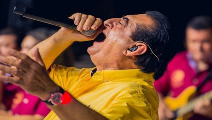 El cantante Jorge Oñate parpadea al escuchar música cristiana