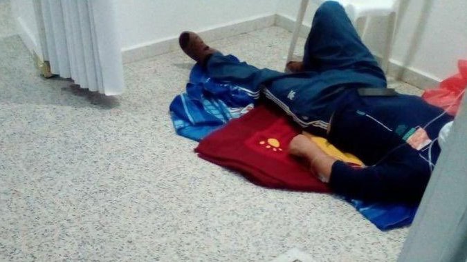 ¡Preocupante!, Paciente con Covid-19 es atendido en el piso en Popayán