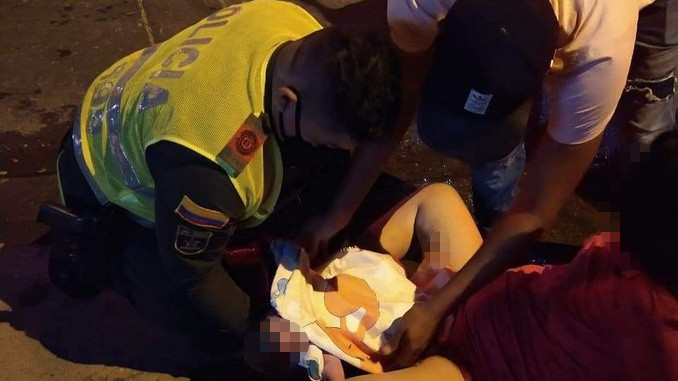 Dos policías ayudaron a una mujer que estaba dando a luz en la calle