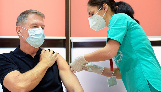 El presidente rumano desata pasiones en su país tras enseñar músculo al vacunarse contra la COVID