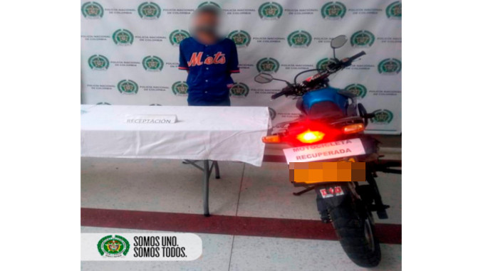¡Tan campante! Andaba en una moto robada y lo capturaron