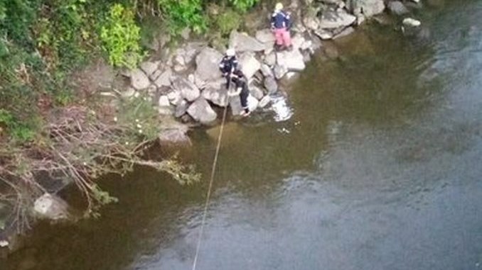 FOTOS: Hallaron sin vida a dos niñas luego de que el carro en el que viajaban cayera al río Fonce en Santander