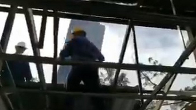 VIDEO: 70 de las 98 casas en San Andrés ya tienen los techos instalados