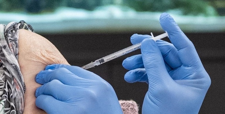 El escándalo de vacunaciones covid secretas y "de cortesía" por el que se entiende por qué Perú rechaza a su clase política Perú a una semana de cumplir la promesa de la vacunación