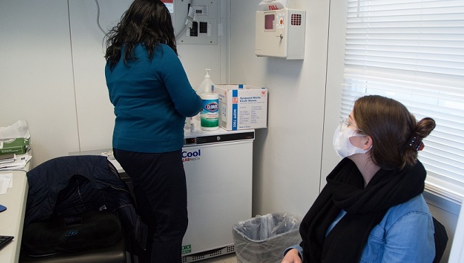 Nueva York le intenta plantar cara al coronavirus vacunando noche y día