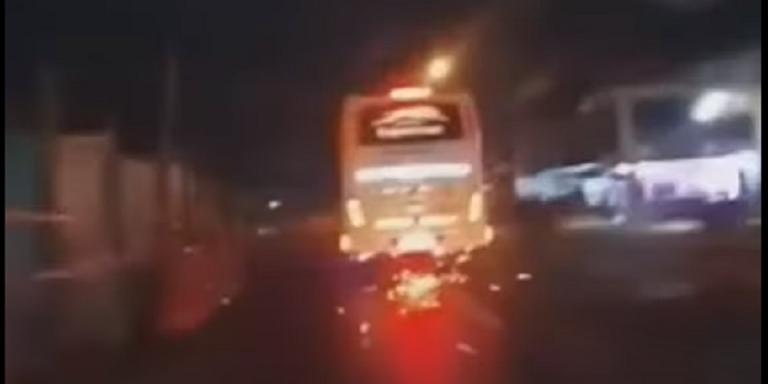 VIDEO: ¡Irresponsable! Busetero arrastró una moto varios metros en Santander
