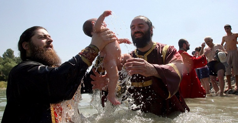 Campaña contra el “brutal” bautizo ortodoxo rumano tras morir ahogado un bebé