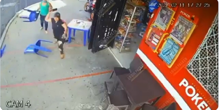 VIDEO: A botellazos, así “despacharon” dos mujeres a un ladrón en Bucaramanga