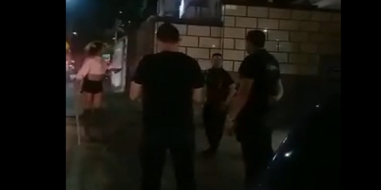 VIDEO: ¡Que boleteada! En Cali, transexual le armó escándalo a hombre que no le quiso pagar