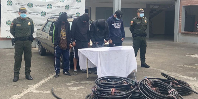 Foto: ¡Desadaptados! Cogieron a estos cuatro robando cables de cobre en Rionegro