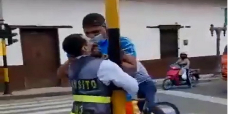 VIDEO: ‘Lo atendió’: Motociclista golpea Agente de Tránsito en El Cerrito, Valle