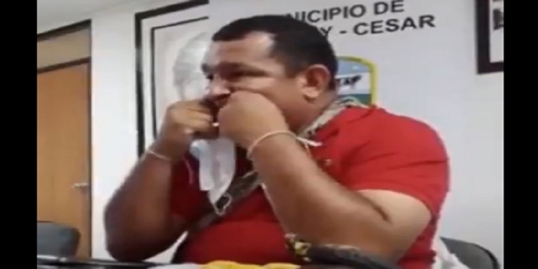 VIDEO: ¡Para eso no es! alcalde de El Copey utiliza tapabocas para limpiarse los dientes y le llueven críticas