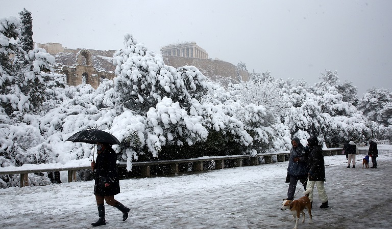 Medea sigue azotando Grecia con nieve en Atenas y parón en la vacunación