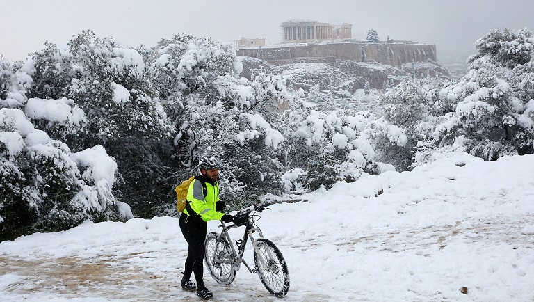 Medea sigue azotando Grecia con nieve en Atenas y parón en la vacunación