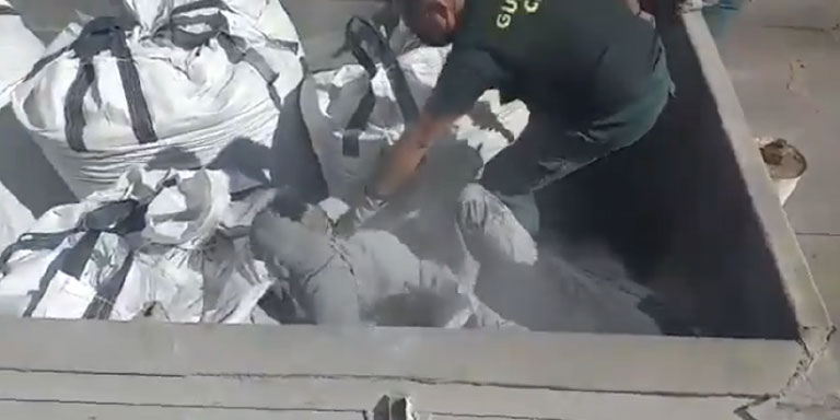 Video: ¡Impresionante! Entre vidrios rotos, rescatan inmigrantes que querían entrar a España